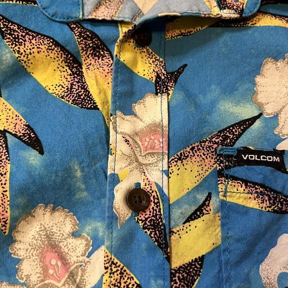 ☀️NWOT Volcom Floral Pattern shirt Sleeve Dress Shirt PTP 20” - Picture 3 of 7